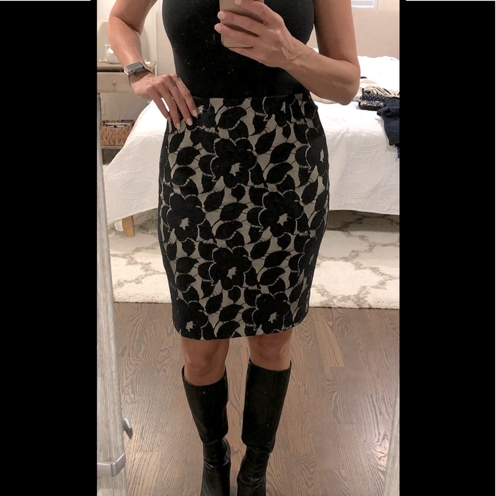 ❗️SOLD❗️Ann Taylor Lace Skirt